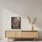 Ritterkatze – Müde Heldin – Gerahmtes Wandbild. 45×60 cm. 2 RAUM. KI-Motiv.
