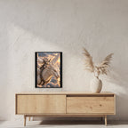 Ritterkatze – Drachenflug – Gerahmtes Wandbild. 45×60 cm. 2 RAUM. KI-Motiv.