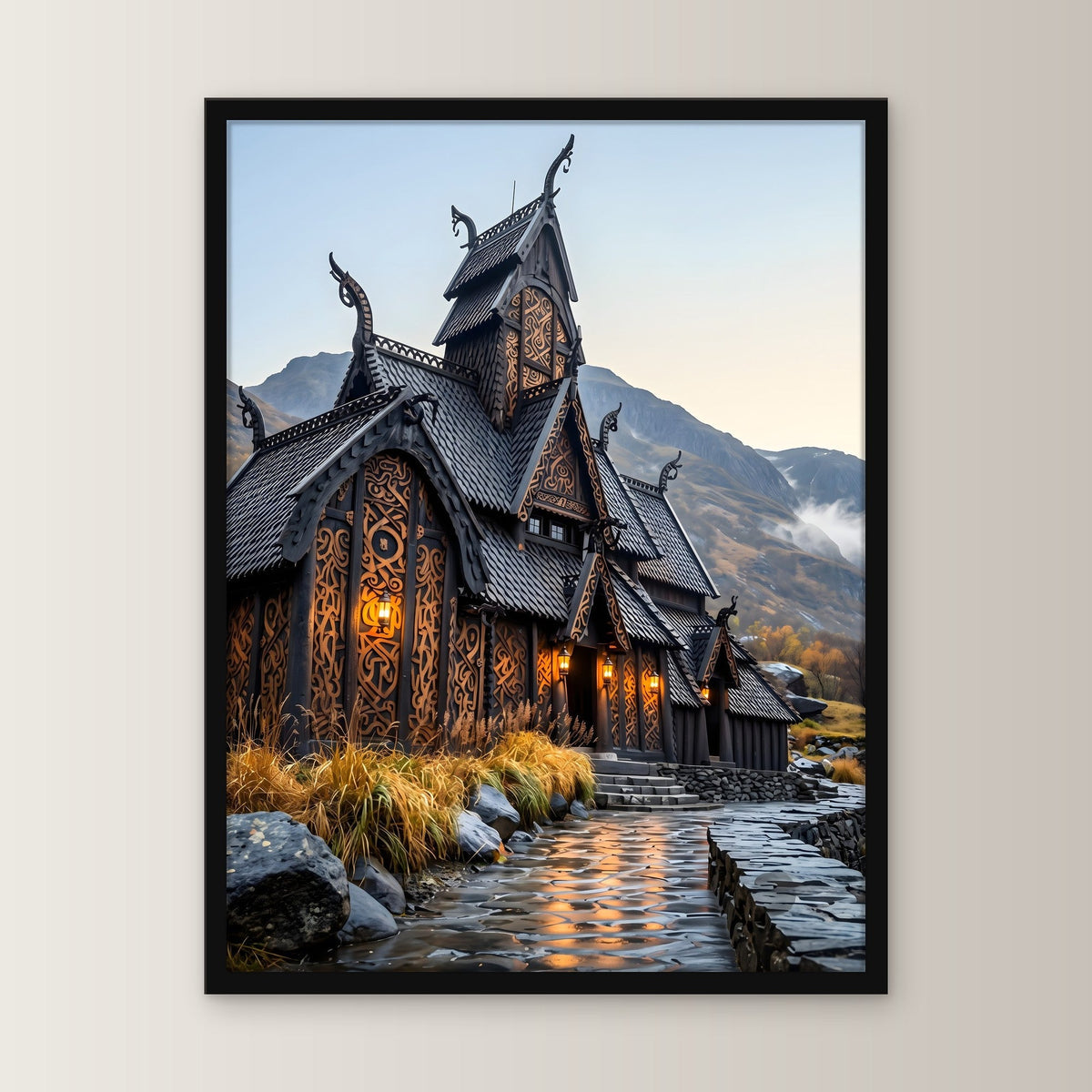 Stabkirche im Herbst – Nordische Stabkirche mit Drachenköpfen im Herbst vor den Bergen, im schwarzen Holzrahmen, gerade von vorn an heller Wand