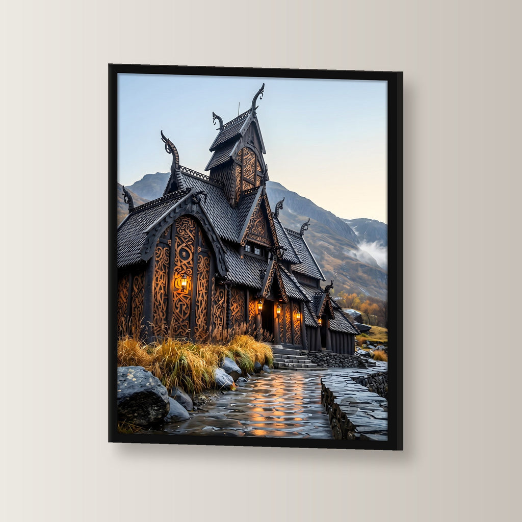 Stabkirche im Herbst – Nordische Stabkirche mit Drachenköpfen im Herbst vor den Bergen, im schwarzen Holzrahmen, leicht gedreht an der Wand