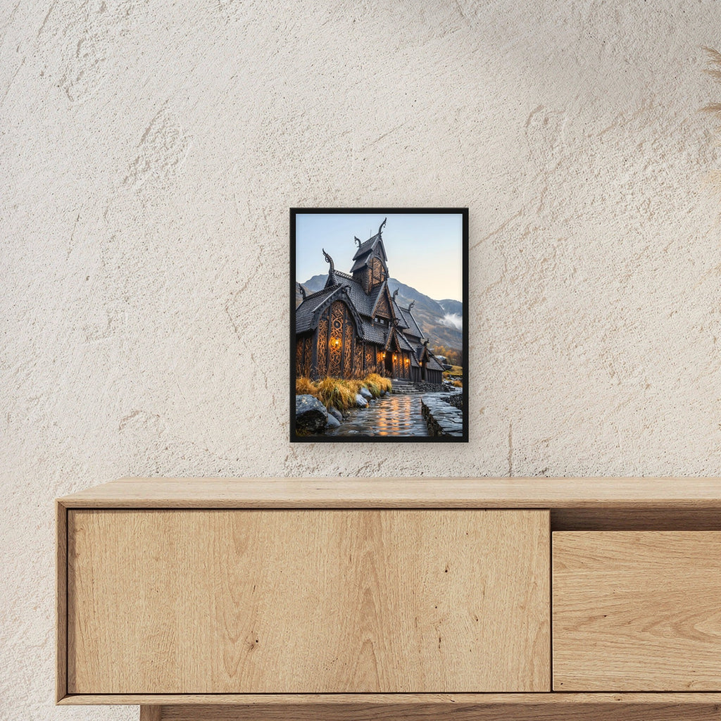 Stabkirche im Herbst – Nordische Stabkirche mit Drachenköpfen im Herbst vor den Bergen, im schwarzen Holzrahmen, über einem Sideboard, zeigt die Größe im Raum