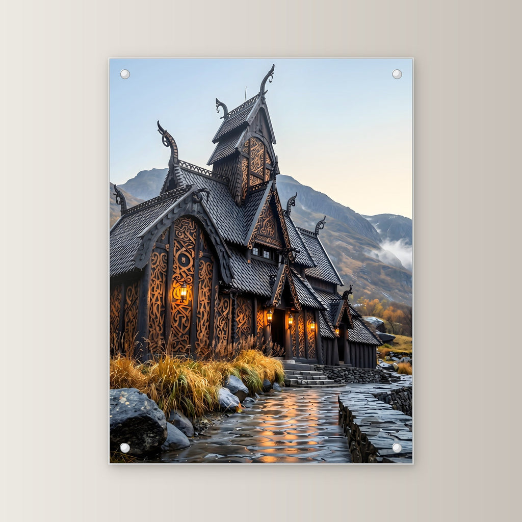 Stabkirche im Herbst – Nordische Stabkirche mit Drachenköpfen im Herbst vor den Bergen, auf Acrylglas mit Edelstahl-Abstandshaltern, gerade von vorn an heller Wand