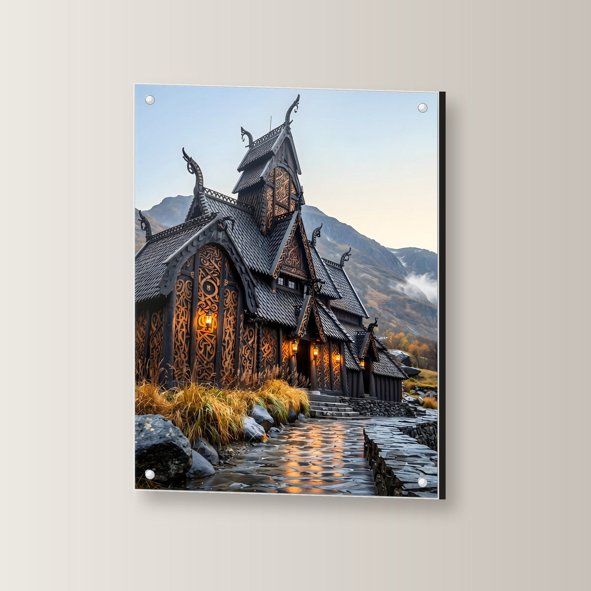 Stabkirche im Herbst – Nordische Stabkirche mit Drachenköpfen im Herbst vor den Bergen, auf Acrylglas mit Edelstahl-Abstandshaltern, leicht gedreht an der Wand