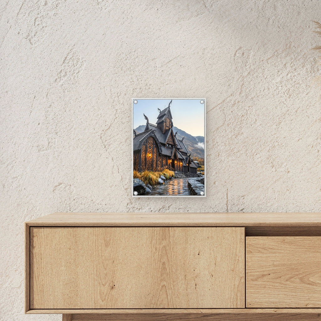 Stabkirche im Herbst – Nordische Stabkirche mit Drachenköpfen im Herbst vor den Bergen, auf Acrylglas mit Edelstahl-Abstandshaltern, über einem Sideboard, zeigt die Größe im Raum