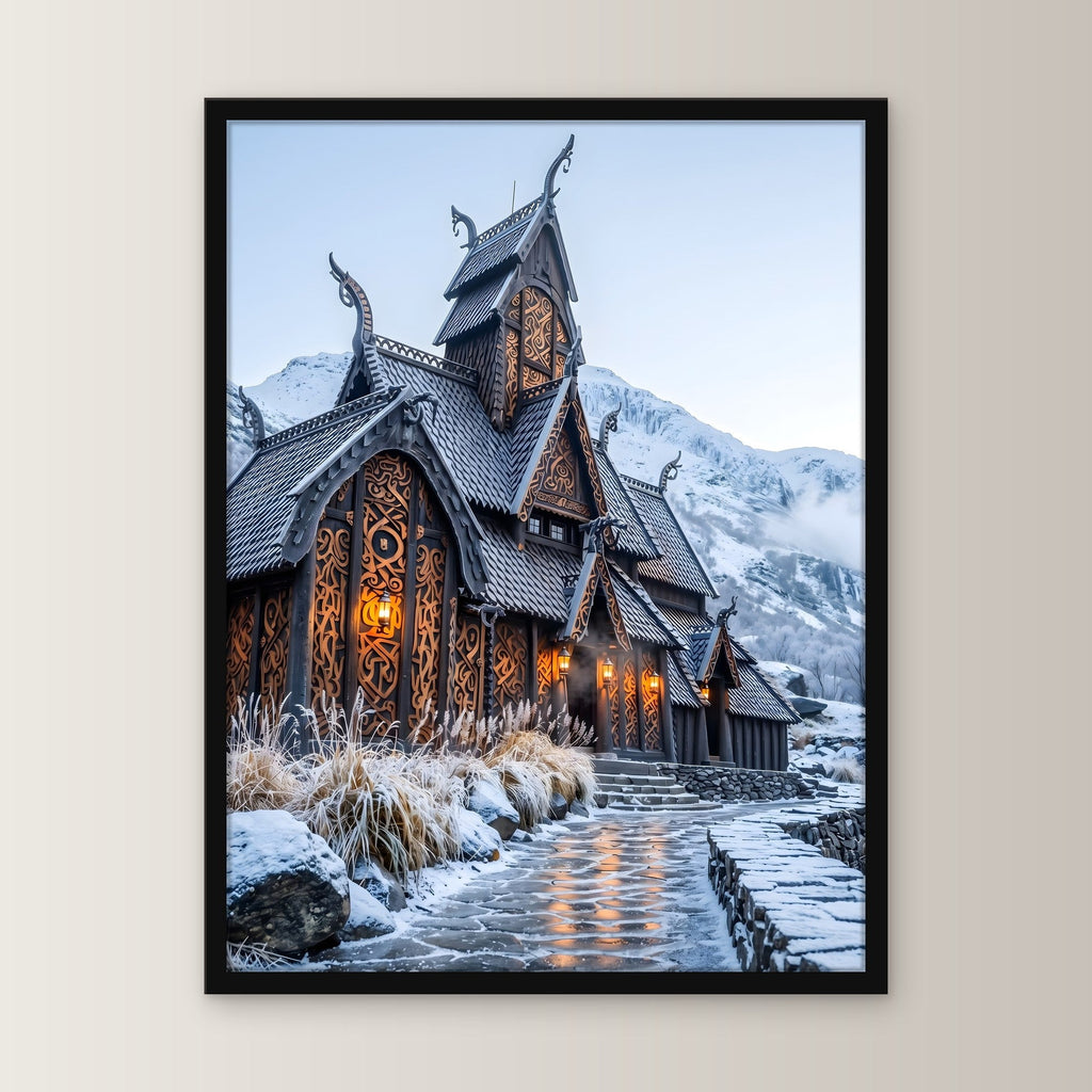 Stabkirche im Schnee – Nordische Stabkirche mit Drachenköpfen vor verschneiten Bergen, im schwarzen Holzrahmen, gerade von vorn an heller Wand
