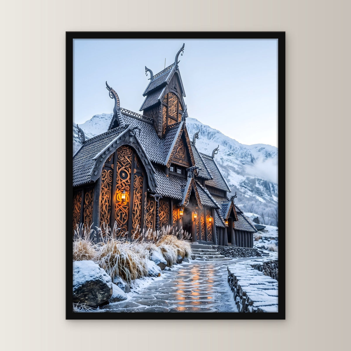 Stabkirche im Schnee – Nordische Stabkirche mit Drachenköpfen vor verschneiten Bergen, im schwarzen Holzrahmen, gerade von vorn an heller Wand