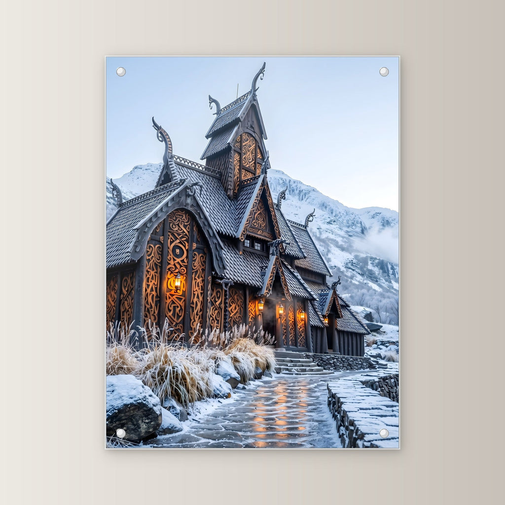 Stabkirche im Schnee – Nordische Stabkirche mit Drachenköpfen vor verschneiten Bergen, auf Acrylglas mit Edelstahl-Abstandshaltern, gerade von vorn an heller Wand