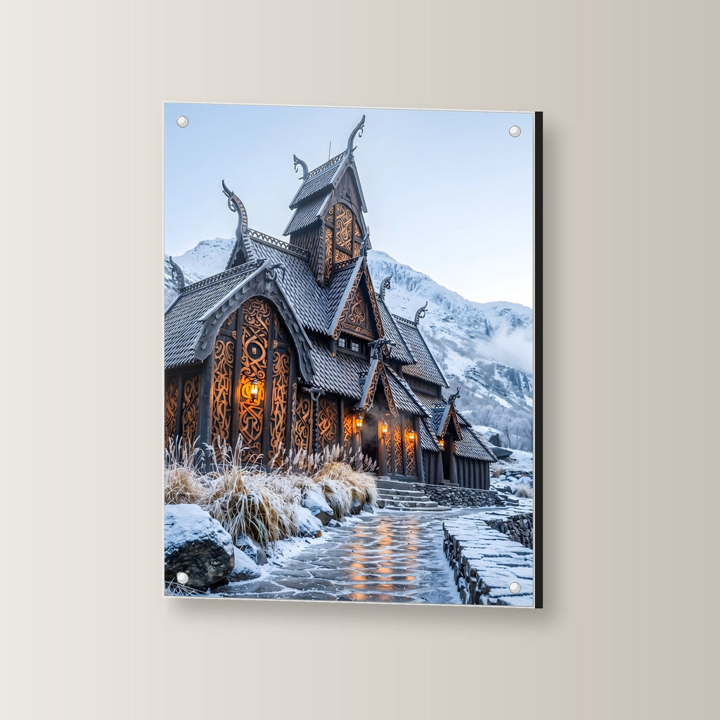 Stabkirche im Schnee – Nordische Stabkirche mit Drachenköpfen vor verschneiten Bergen, auf Acrylglas mit Edelstahl-Abstandshaltern, leicht gedreht an der Wand
