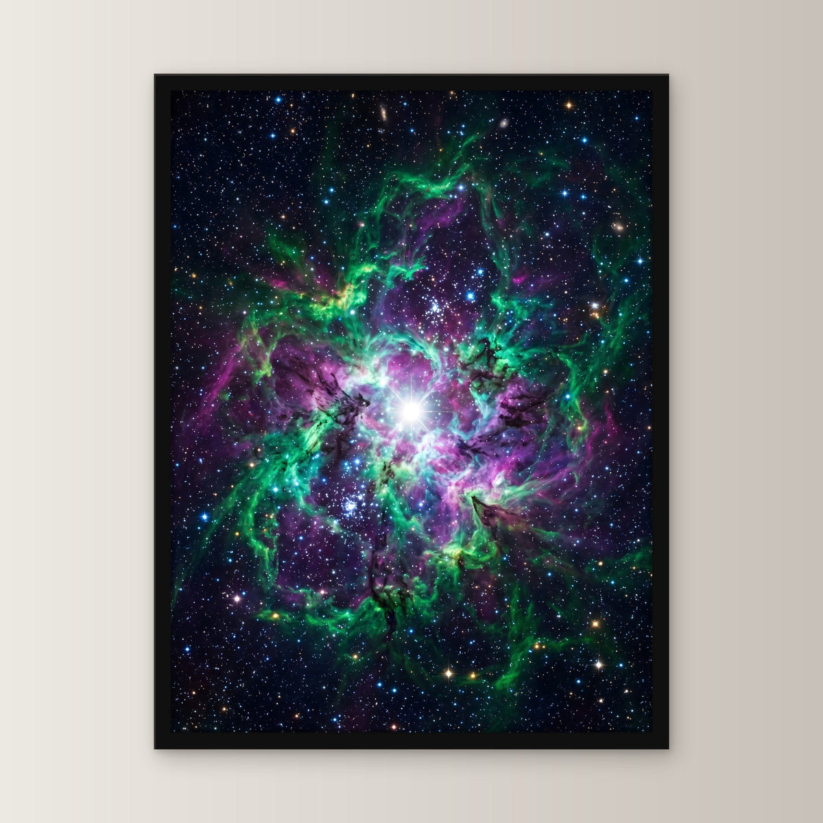 Der Smaragdnebel – Nebel aus Grün und Violett um einen strahlenden Stern, im schwarzen Holzrahmen, von vorn an heller Wand