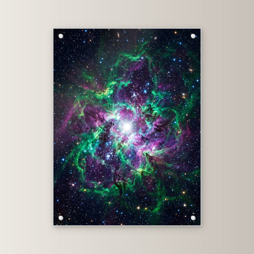 Der Smaragdnebel – Nebel aus Grün und Violett um einen strahlenden Stern, auf Acrylglas mit Abstandshaltern, von vorn an heller Wand