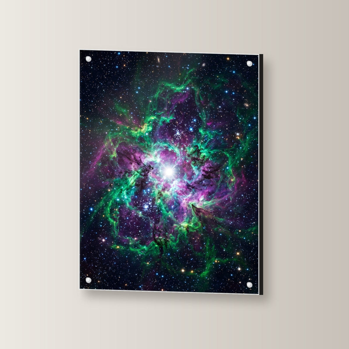 Der Smaragdnebel – Nebel aus Grün und Violett um einen strahlenden Stern, auf Acrylglas mit Abstandshaltern, leicht gedreht an der Wand