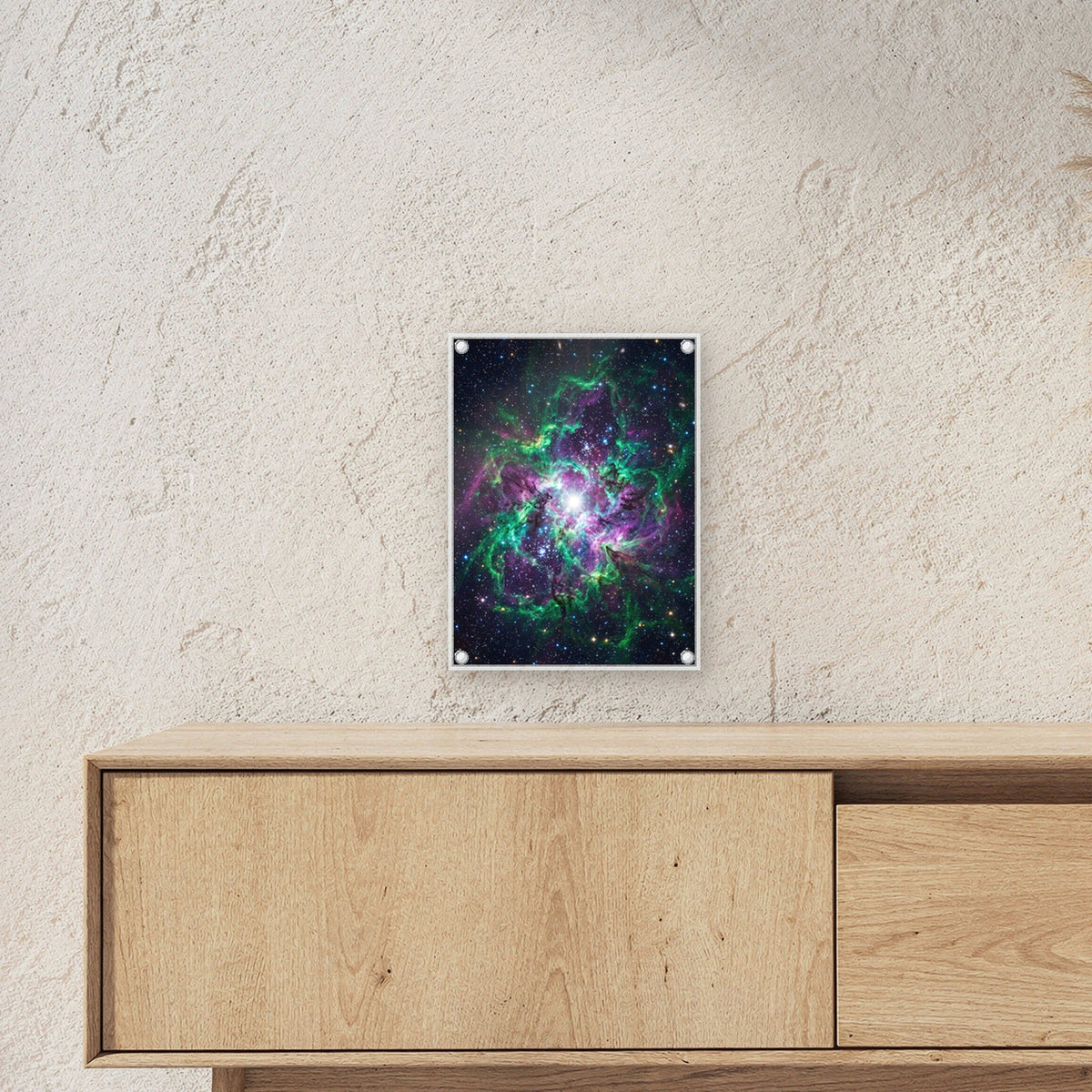 Der Smaragdnebel – Nebel aus Grün und Violett um einen strahlenden Stern, auf Acrylglas mit Abstandshaltern, über einem Sideboard