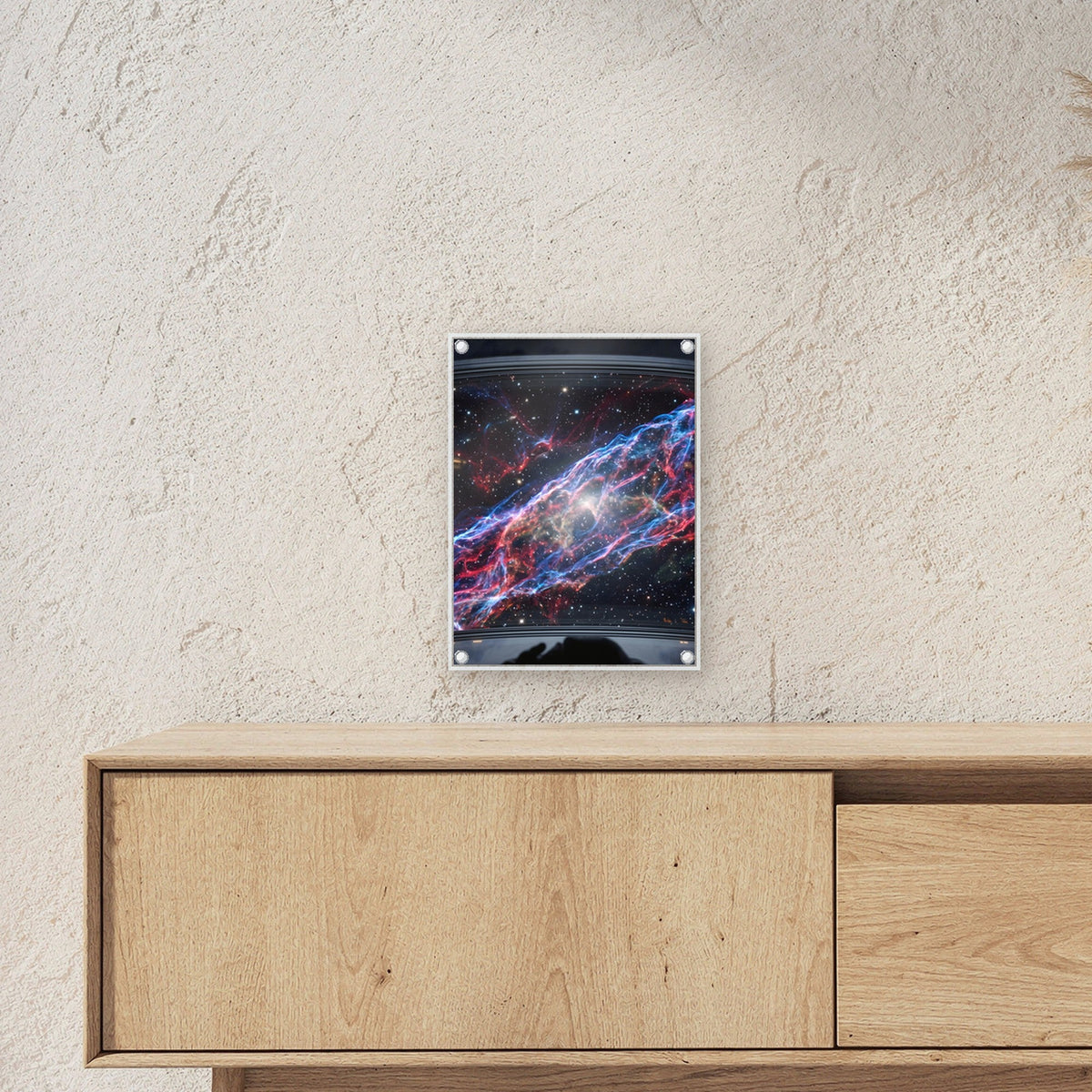 Der Schleiernebel – Schleiernebel in Blau und Rot vor dem Fenster eines Raumschiffs, auf Acrylglas mit Abstandshaltern, über einem Sideboard
