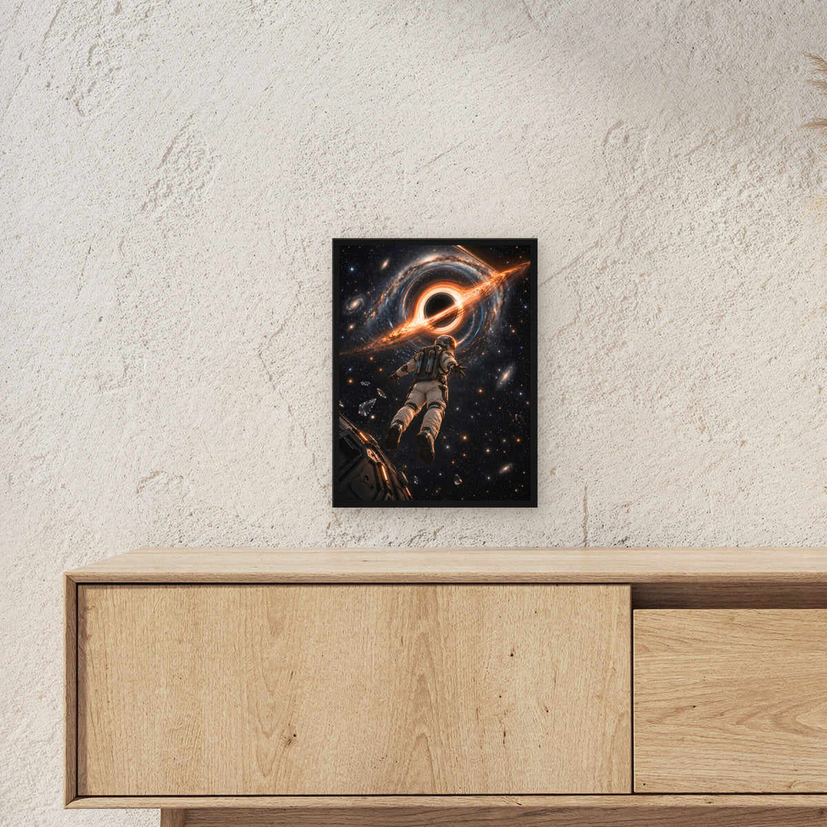 Der Sog – Astronaut driftet auf ein schwarzes Loch zu, im schwarzen Holzrahmen, über einem Sideboard, Größenansicht im Raum