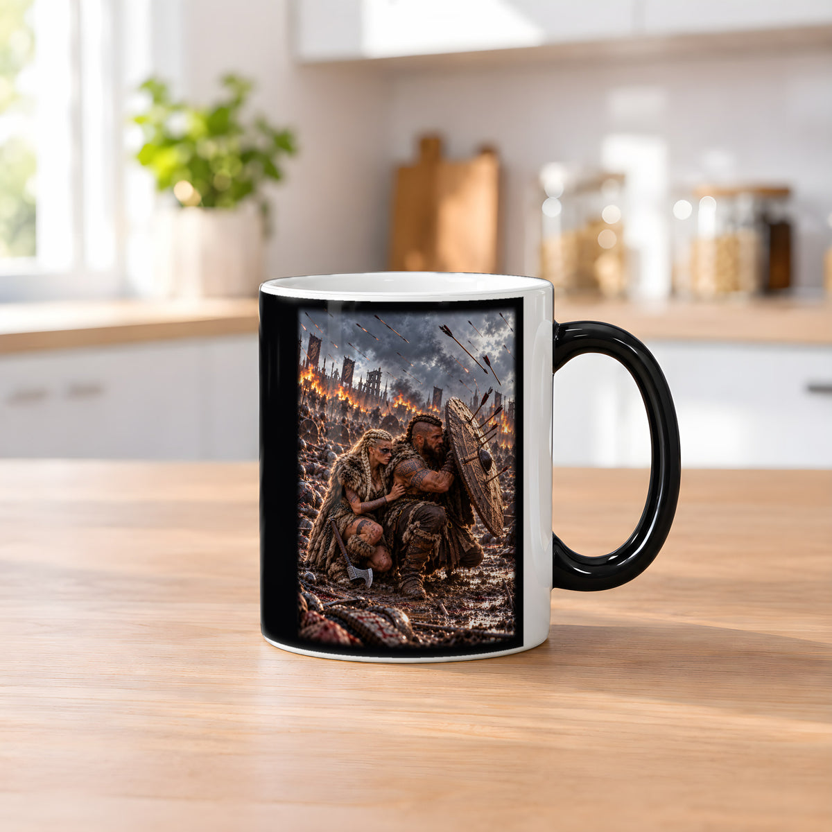 Der Schildschutz – Wikingerpaar hinter einem Rundschild im Pfeilhagel, Black Edition (Zaubertasse), auf einem Küchentresen