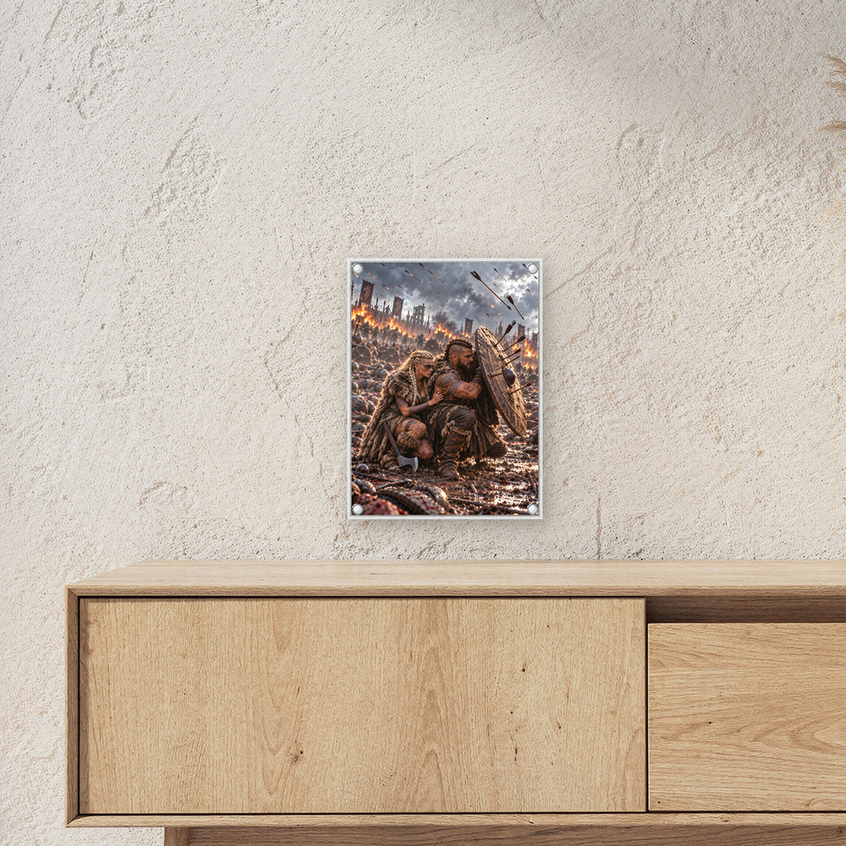 Der Schildschutz – Wikingerpaar hinter einem Rundschild im Pfeilhagel, auf Acrylglas mit vier Abstandshaltern, über einem Sideboard, zeigt die Größe im Raum