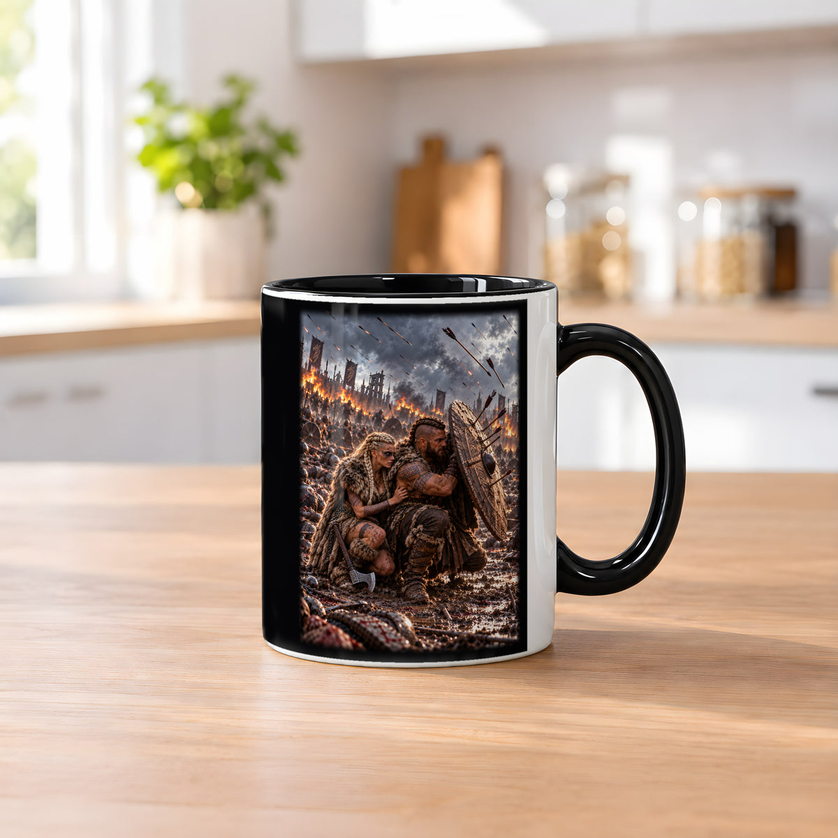 Der Schildschutz – Wikingerpaar hinter einem Rundschild im Pfeilhagel, Tasse Innen schwarz, auf einem Küchentresen