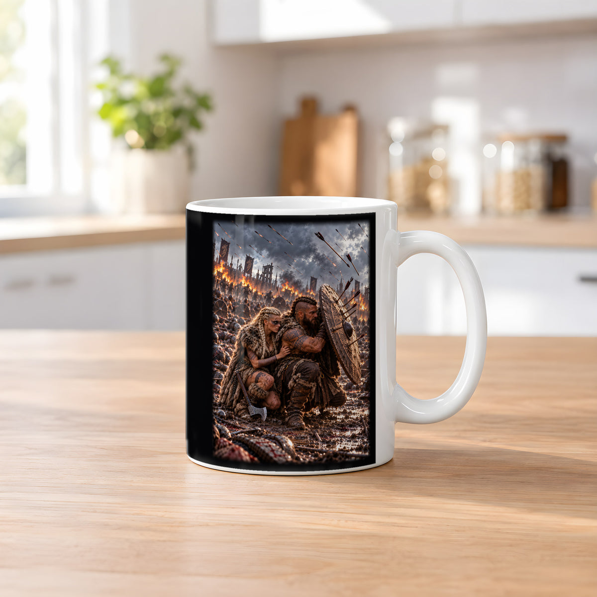 Der Schildschutz – Wikingerpaar hinter einem Rundschild im Pfeilhagel, Tasse Weiß, auf einem Küchentresen