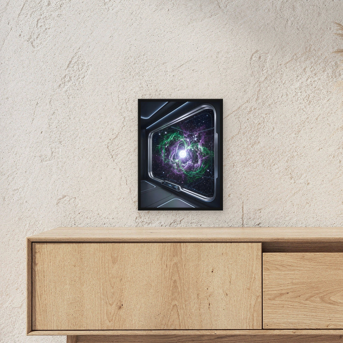 Das Sternenfenster – Blick aus dem Raumschiff auf einen grün-violetten Nebel, im schwarzen Holzrahmen, über einem Sideboard