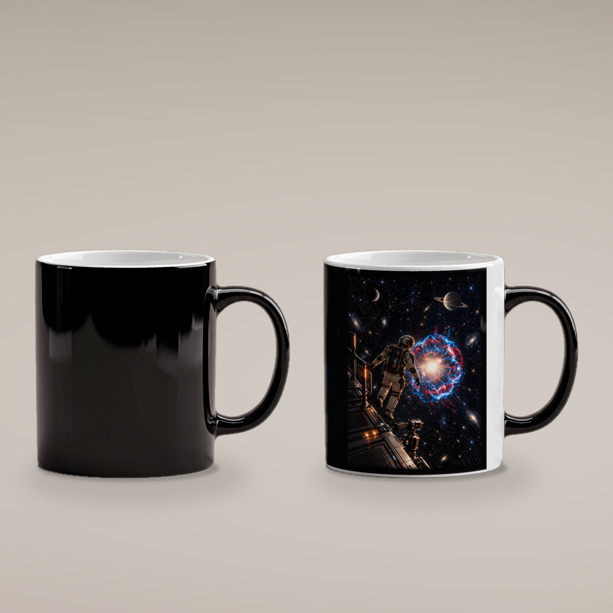 Die Sternenwacht – Astronaut an einer Forschungsplattform vor einer Sternenexplosion, Black Edition (Zaubertasse), kalt schwarz und heiß mit Motiv