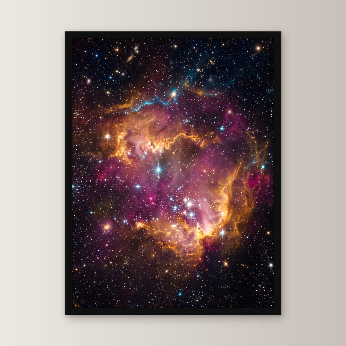 Die Sternenwiege – Sternennebel in Orange und Magenta mit jungen Sternen, im schwarzen Holzrahmen, von vorn an heller Wand