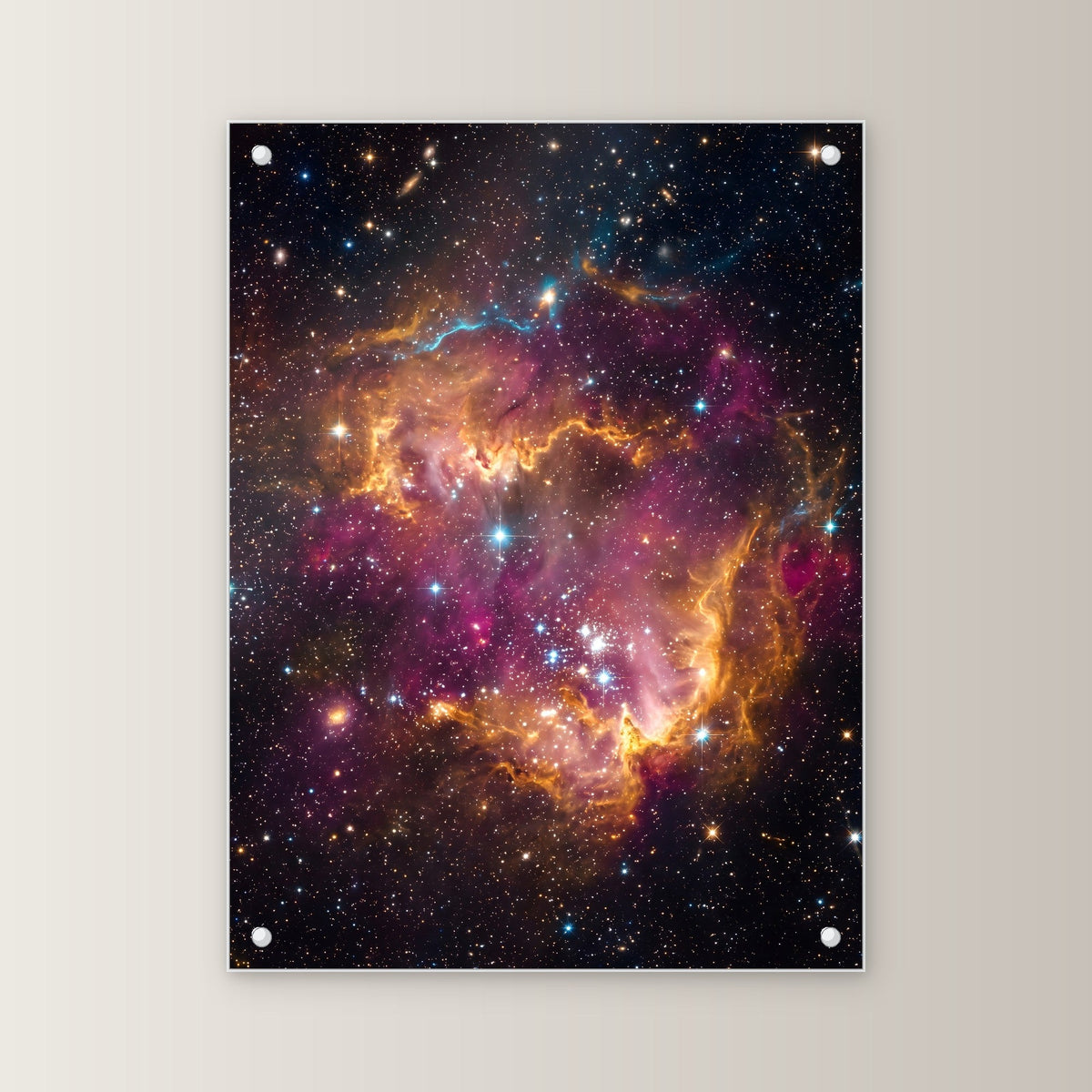 Die Sternenwiege – Sternennebel in Orange und Magenta mit jungen Sternen, auf Acrylglas mit Abstandshaltern, von vorn an heller Wand