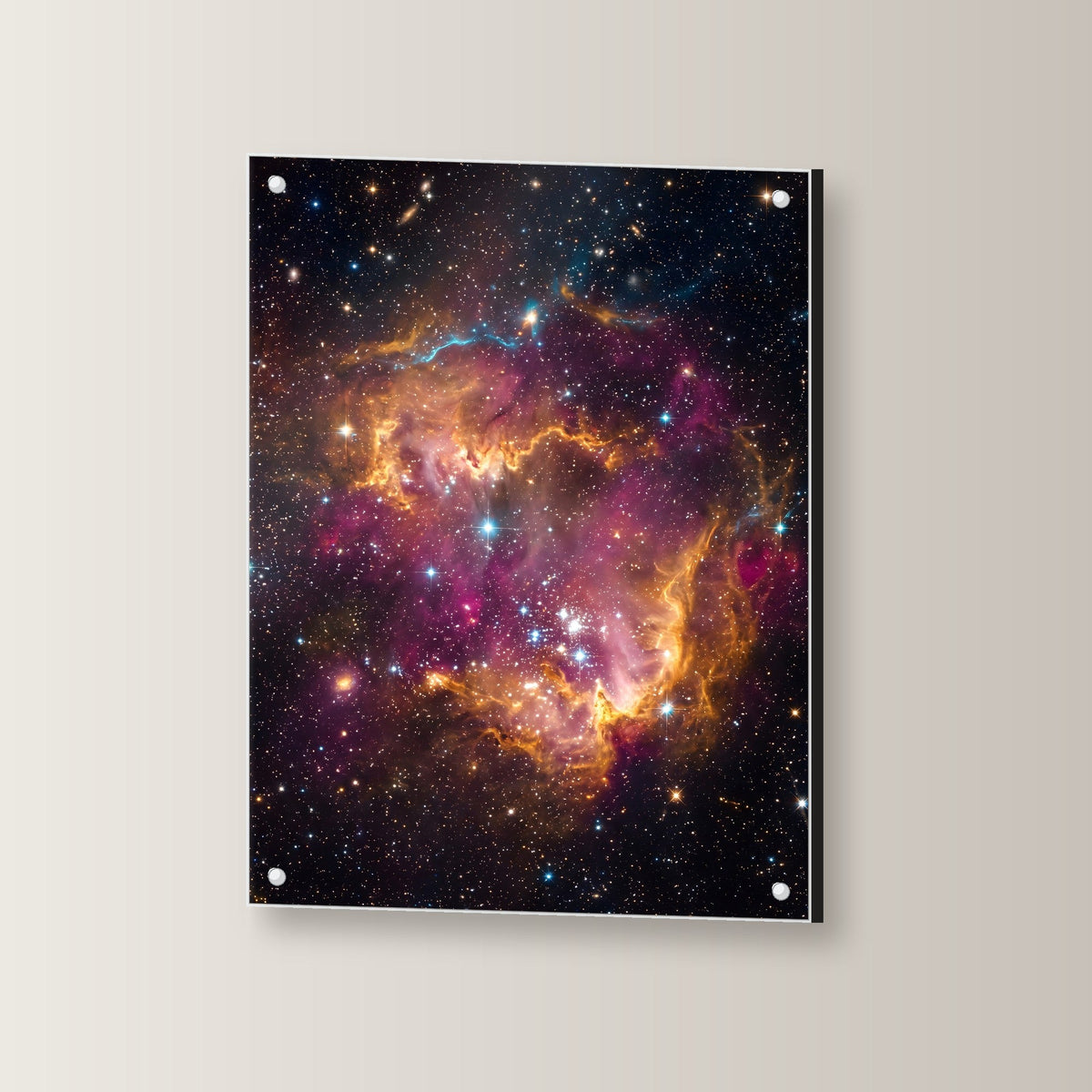 Die Sternenwiege – Sternennebel in Orange und Magenta mit jungen Sternen, auf Acrylglas mit Abstandshaltern, leicht gedreht an der Wand