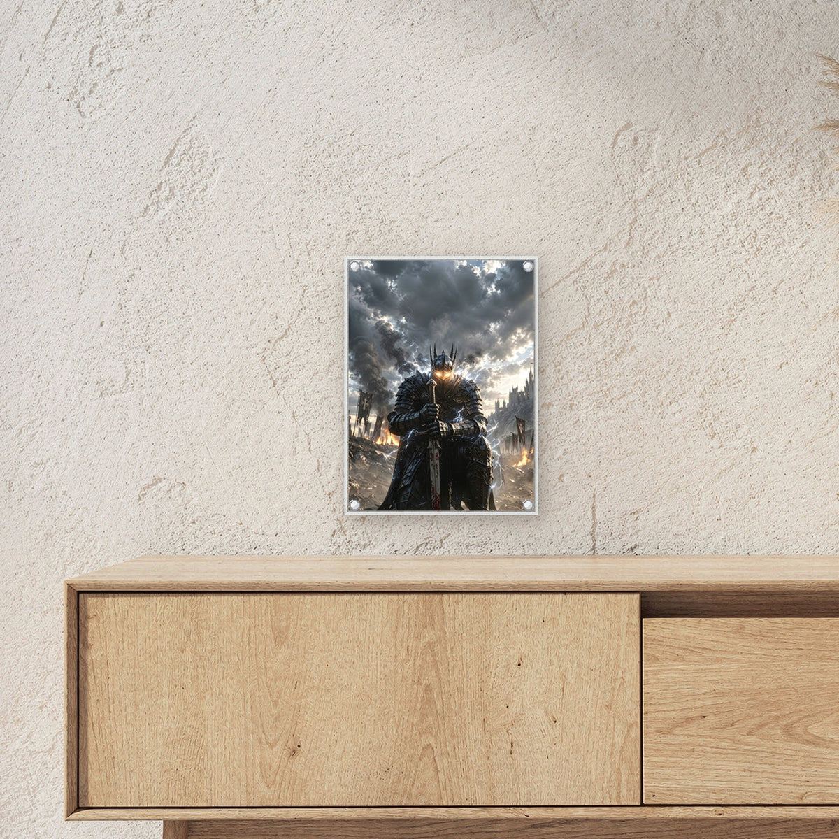 Der Sturmwächter – Knieender Ritter mit glühenden Augen im Gewitter, auf Acrylglas mit Abstandshaltern, über einem Sideboard
