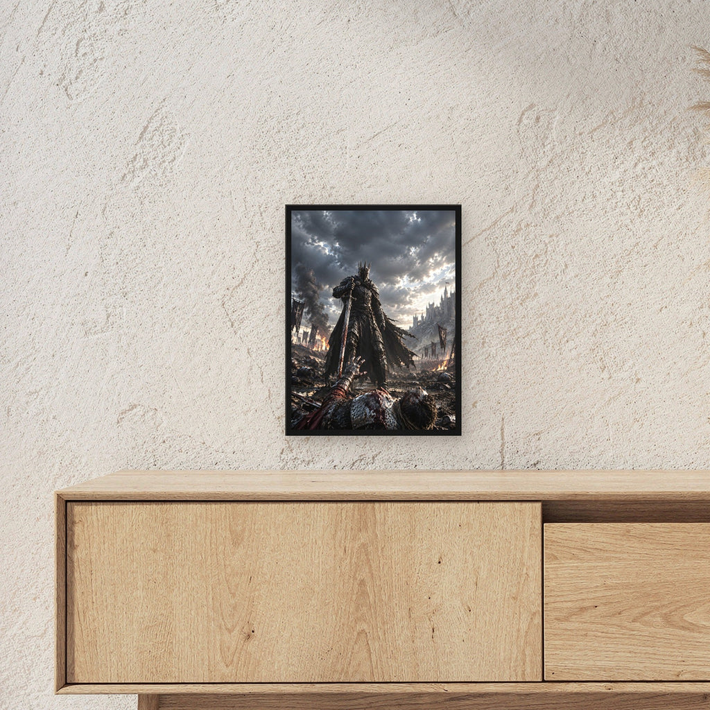 Über den Gefallenen – Dunkler König mit Schwert über einem gefallenen Ritter, im schwarzen Holzrahmen, über einem Sideboard