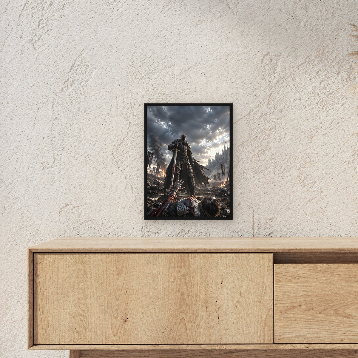 Über den Gefallenen – Dunkler König mit Schwert über einem gefallenen Ritter, im schwarzen Holzrahmen, über einem Sideboard