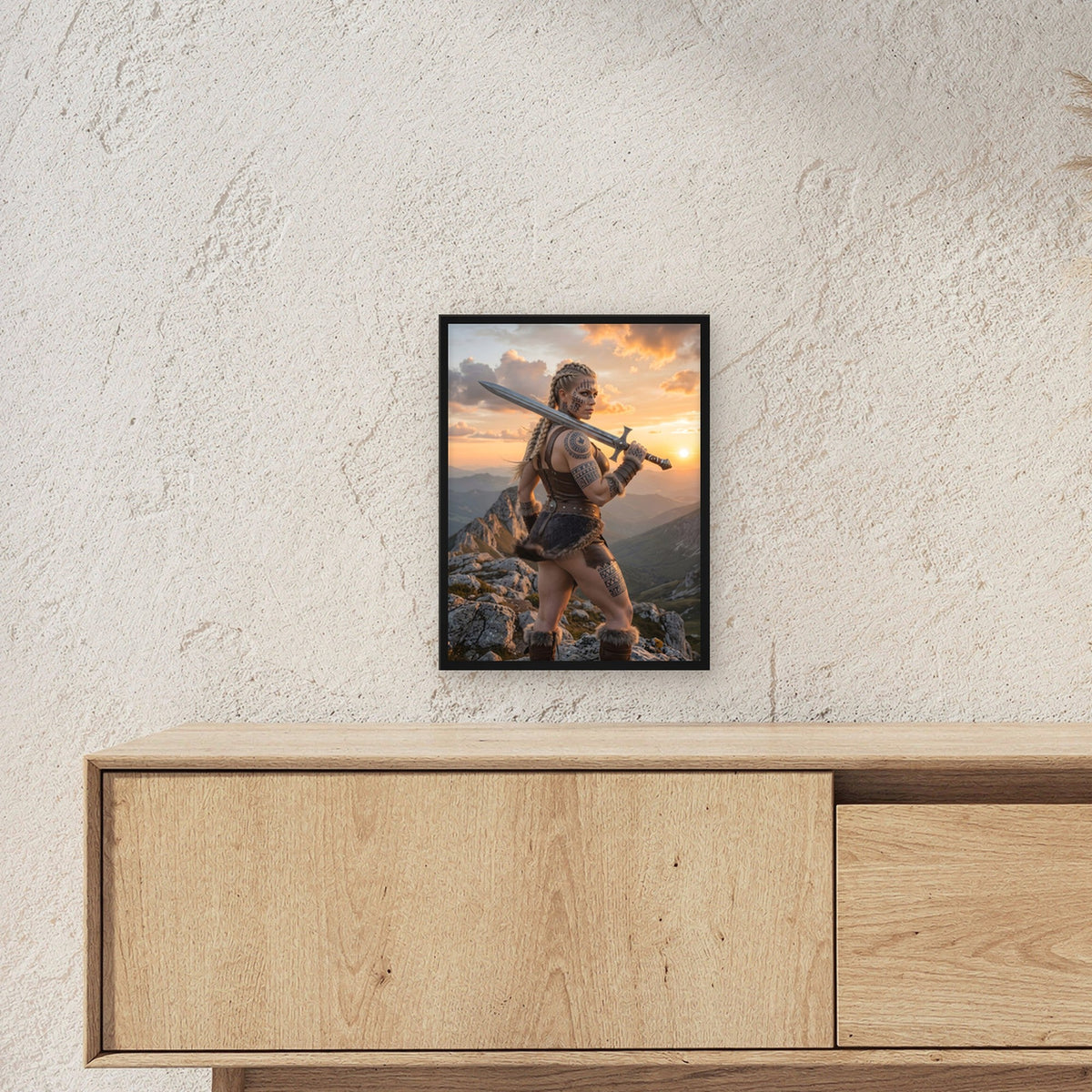 Wacht am Grat – Schildmaid mit Schwert auf dem Bergkamm im Sonnenuntergang, im schwarzen Holzrahmen, über einem Sideboard, zeigt die Größe im Raum