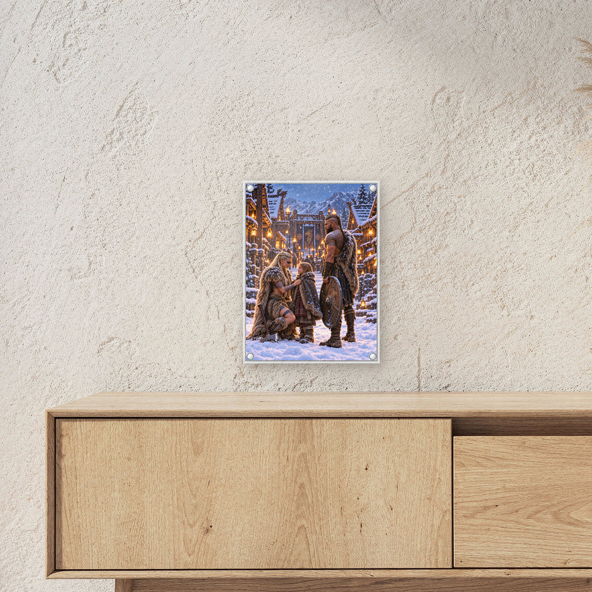 Der Winterbund – Wikingerfamilie in einer verschneiten Siedlung, auf Acrylglas mit vier Abstandshaltern, über einem Sideboard, zeigt die Größe im Raum