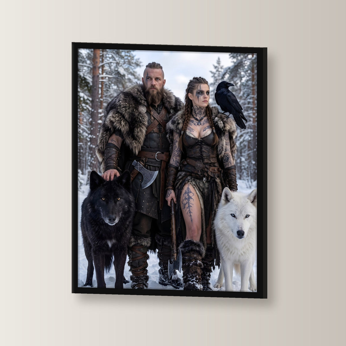 Das Wolfspaar – Wikingerpaar mit schwarzem und weißem Wolf im Schnee, im schwarzen Holzrahmen, leicht gedreht an der Wand