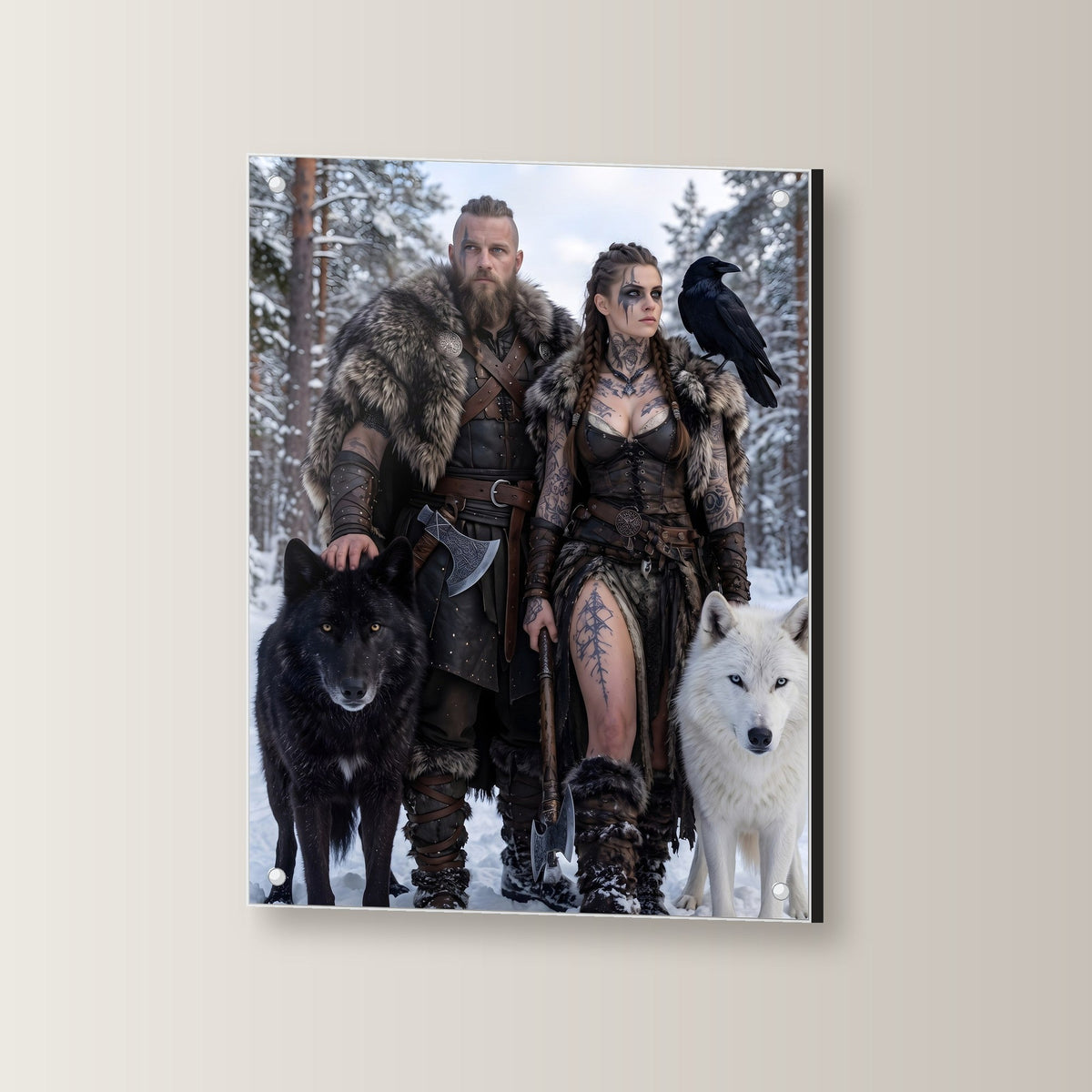 Das Wolfspaar – Wikingerpaar mit schwarzem und weißem Wolf im Schnee, auf Acrylglas mit Abstandshaltern, leicht gedreht an der Wand