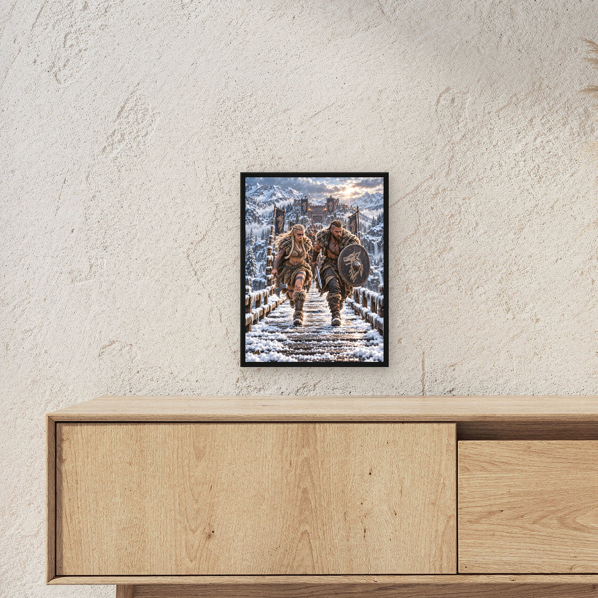 Aufbruch im Schnee – Wikingerpaar auf einer verschneiten Holzbrücke, im schwarzen Holzrahmen, über einem Sideboard, zeigt die Größe im Raum
