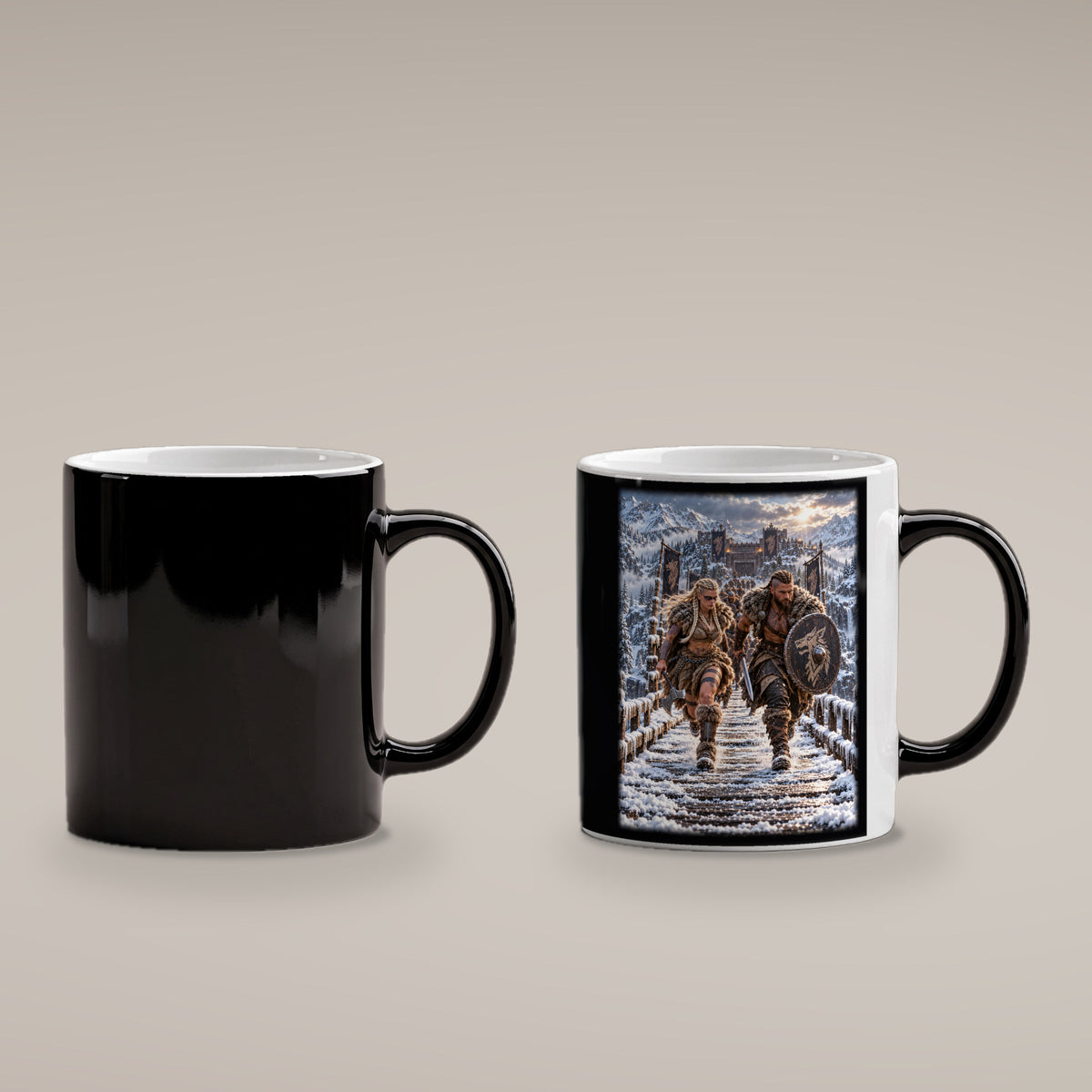 Aufbruch im Schnee – Wikingerpaar auf einer verschneiten Holzbrücke, Black Edition (Zaubertasse), kalt schwarz und heiß mit sichtbarem Motiv