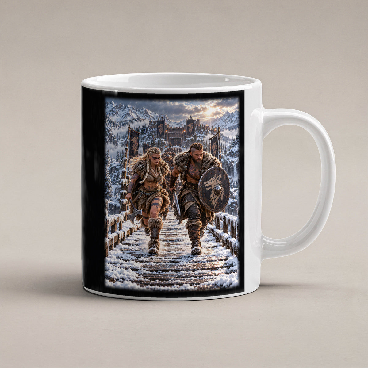 Aufbruch im Schnee – Wikingerpaar auf einer verschneiten Holzbrücke, Tasse Weiß, freigestellte Produktansicht