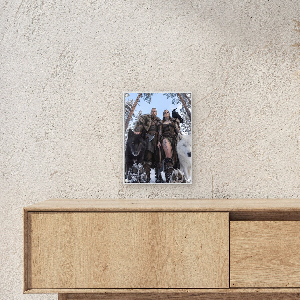 Die Wolfswacht – Wikingerpaar mit zwei Wölfen von unten gesehen, auf Acrylglas mit Abstandshaltern, über einem Sideboard