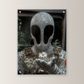 Surreale Figur mit Blumen, Acrylglasbild auf Acrylglas mit Edelstahl-Abstandshaltern, gerade von vorn an heller Wand