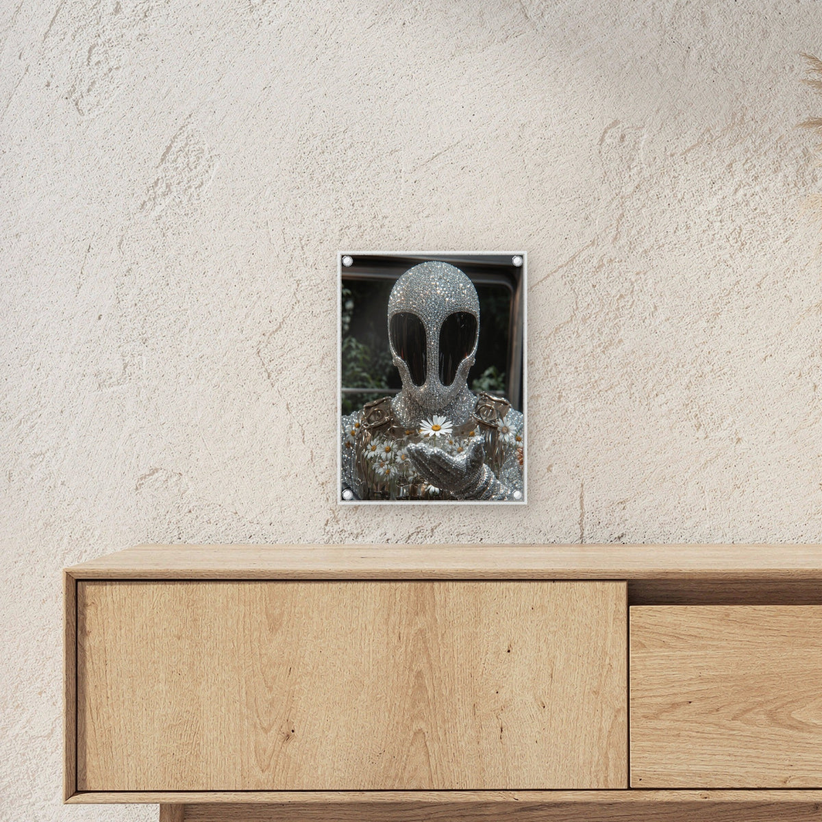 Surreale Figur mit Blumen, Acrylglasbild auf Acrylglas mit Edelstahl-Abstandshaltern ueber einem Sideboard, zeigt die Groesse im Raum