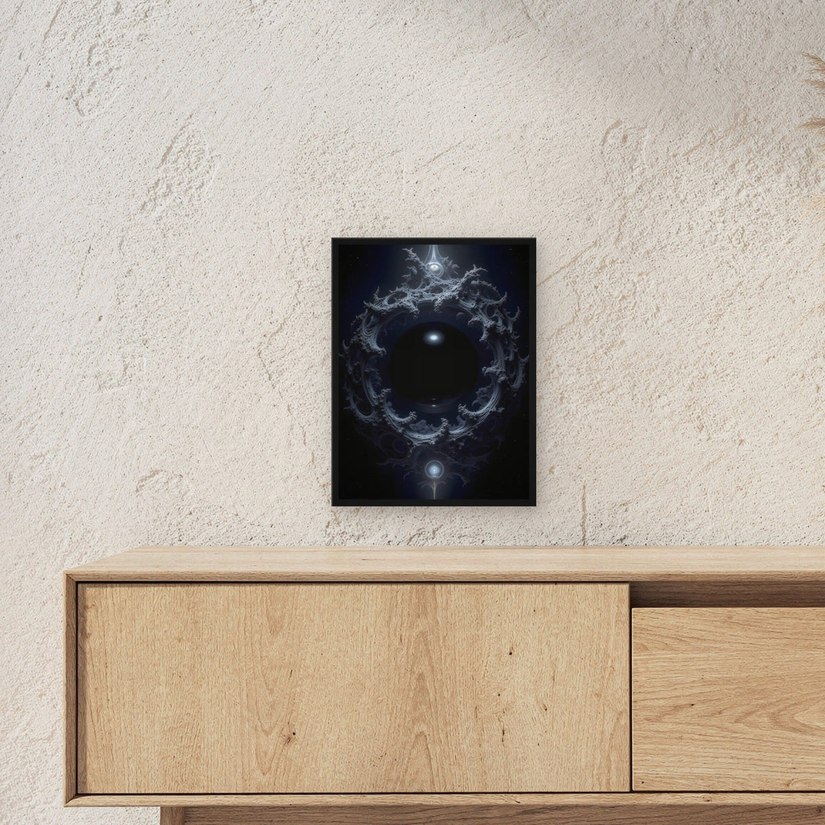 Dunkles Portal aus Ranken im Nichts, Surreales Wandbild gerahmt im schwarzen Holzrahmen ueber einem Sideboard, zeigt die Groesse im Raum