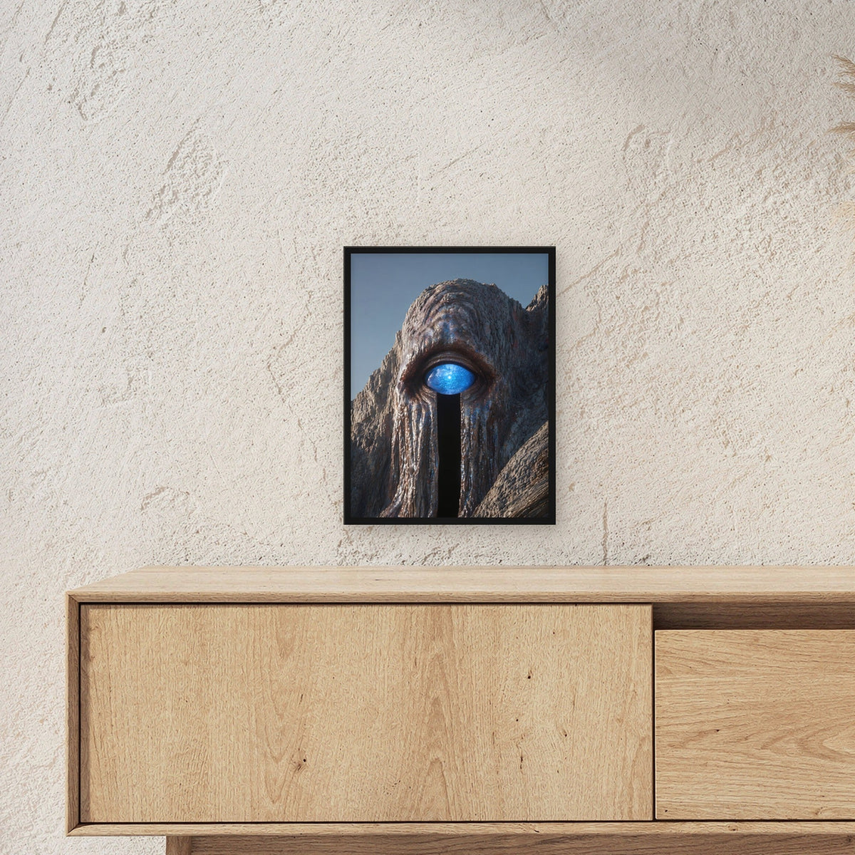 Surreal Poster gerahmt im schwarzen Holzrahmen ueber einem Sideboard, zeigt die Groesse im Raum