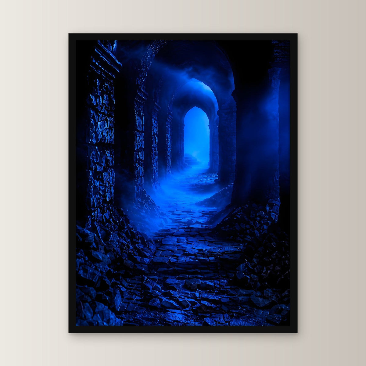 Dark-Fantasy Poster gerahmt im schwarzen Holzrahmen, gerade von vorn an heller Wand