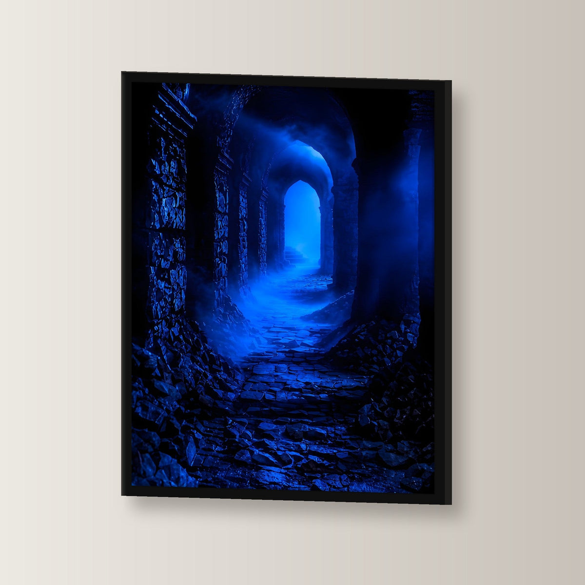 Dark-Fantasy Poster gerahmt im schwarzen Holzrahmen, leicht gedreht an der Wand fotografiert