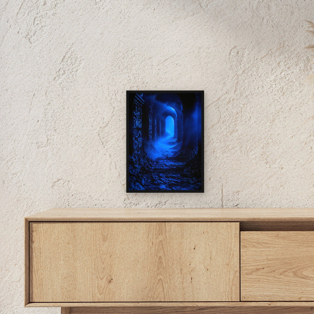 Dark-Fantasy Poster gerahmt im schwarzen Holzrahmen ueber einem Sideboard, zeigt die Groesse im Raum