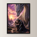 Ritter kniet vor dem weißen Drachen im Abendrot, Fantasy Wandbild gerahmt im schwarzen Holzrahmen, gerade von vorn an heller Wand