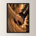 Panzerhandschuh hält die Brauthand, Mittelalter Fantasy Wandbild gerahmt im schwarzen Holzrahmen, gerade von vorn an heller Wand