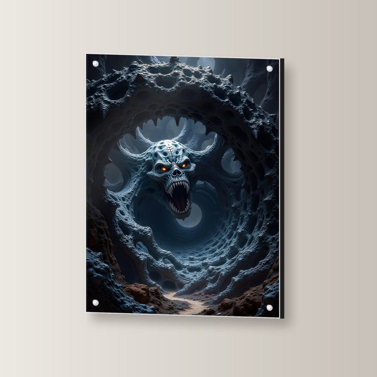 Schädel im Rachen eines lebenden Höhlensystems, Surreales Acrylglasbild auf Acrylglas mit Edelstahl-Abstandshaltern, leicht gedreht an der Wand fotografiert