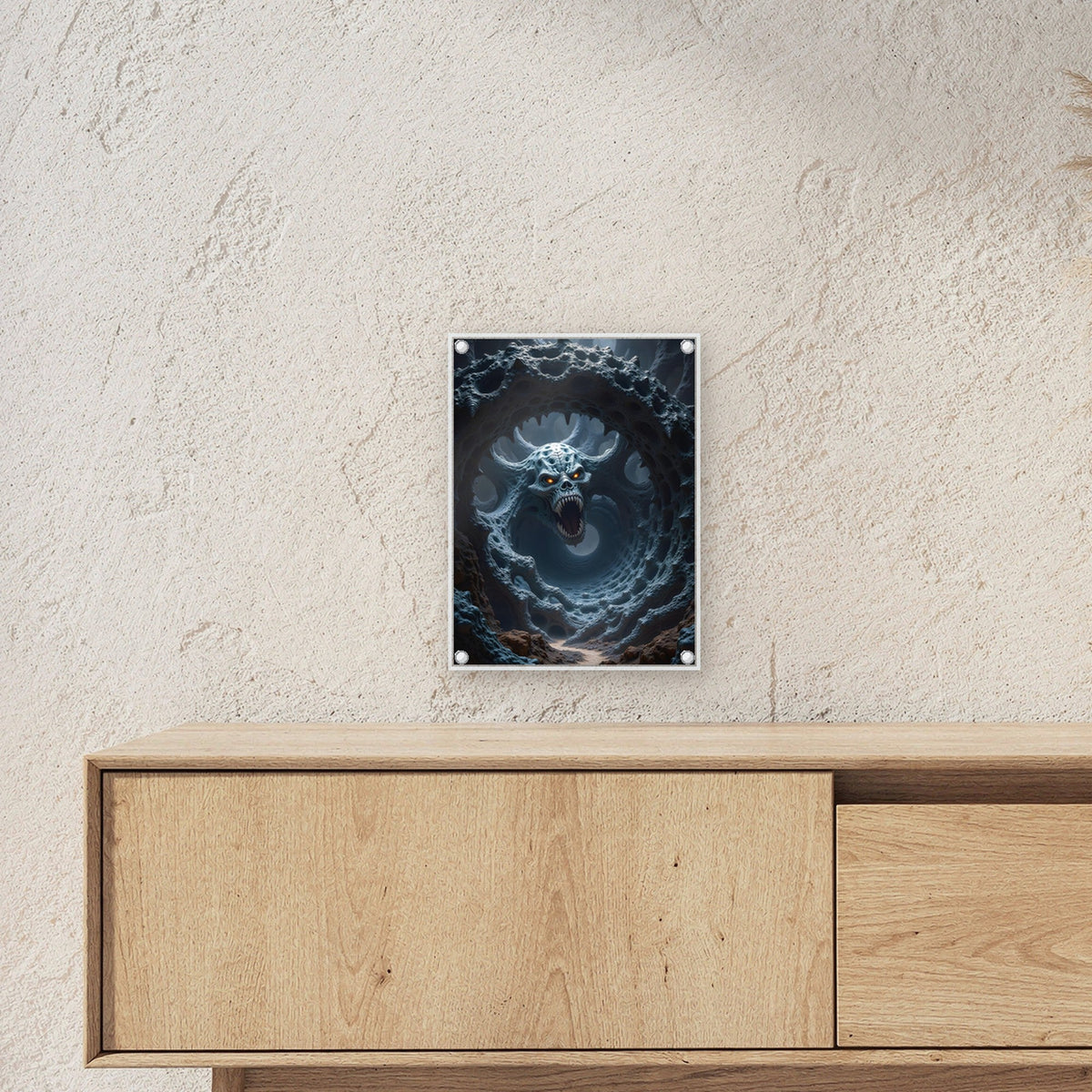 Schädel im Rachen eines lebenden Höhlensystems, Surreales Acrylglasbild auf Acrylglas mit Edelstahl-Abstandshaltern ueber einem Sideboard, zeigt die Groesse im Raum