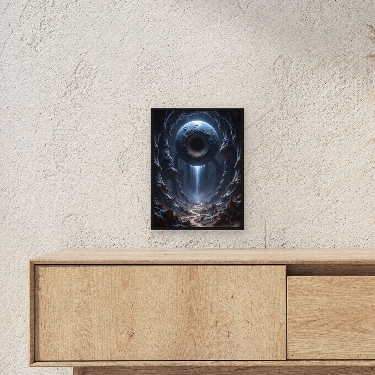 Auge über einem Wasserfall in der Schlucht, Surreales Wandbild gerahmt im schwarzen Holzrahmen ueber einem Sideboard, zeigt die Groesse im Raum